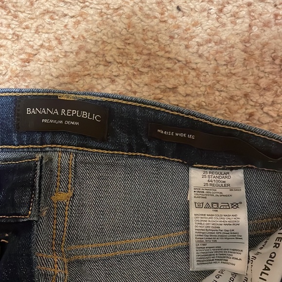 Banana Republic HIGH RISE WIDE LEG jeans. Worn once/only tried on. Like new! - Picture 3 of 4
